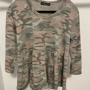 Kim & Cami Camo Long Sleeve Size Medium